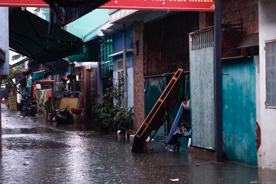 Đáng lưu ý, theo trung tâm dự báo khí tượng, trong 1-3 giờ tới khu vực Đà Nẵng tiếp tục có mưa vừa đến mưa to với lượng mưa từ 30-50m. Ảnh: Fanpage Your Đà Nẵng