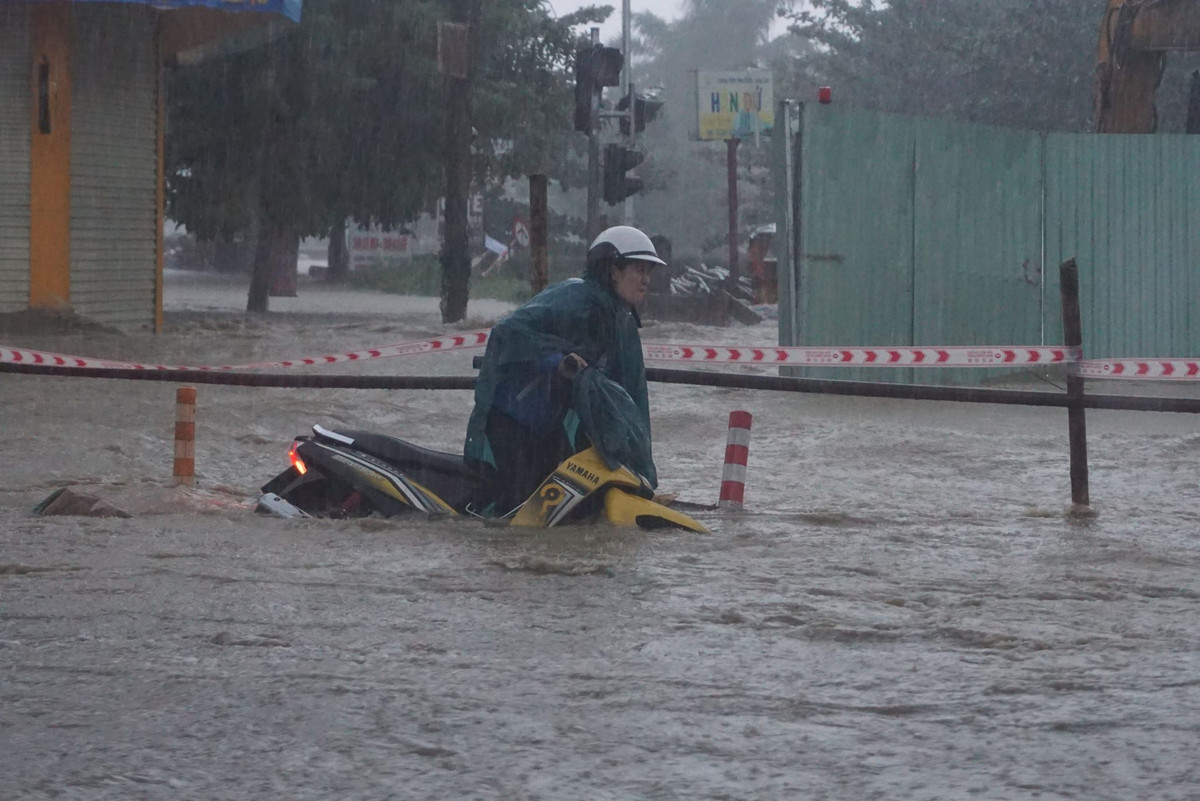 Theo Trung tâm Dự báo Khí tượng thủy văn TW, lượng mưa đo được ở TP Đà Nẵng lên tới 155mm.