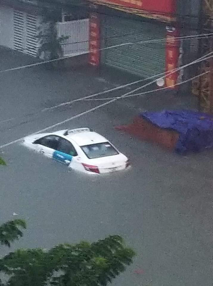 Một chiếc taxi chìm nửa thân trong nước. Ảnh: Fanpage Your Đà Nẵng