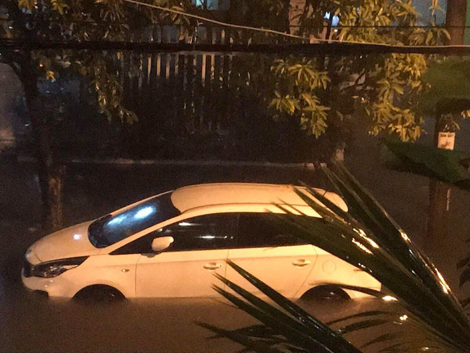 Chia sẻ với Vietnamnet, ông Bé cho hay: "Tôi sống ở Đà Nẵng hơn 40 chục năm, năm nay mới thấy nước ngập ngõ, tràn vào nhà". Ảnh: Fanpage Your Đà Nẵng