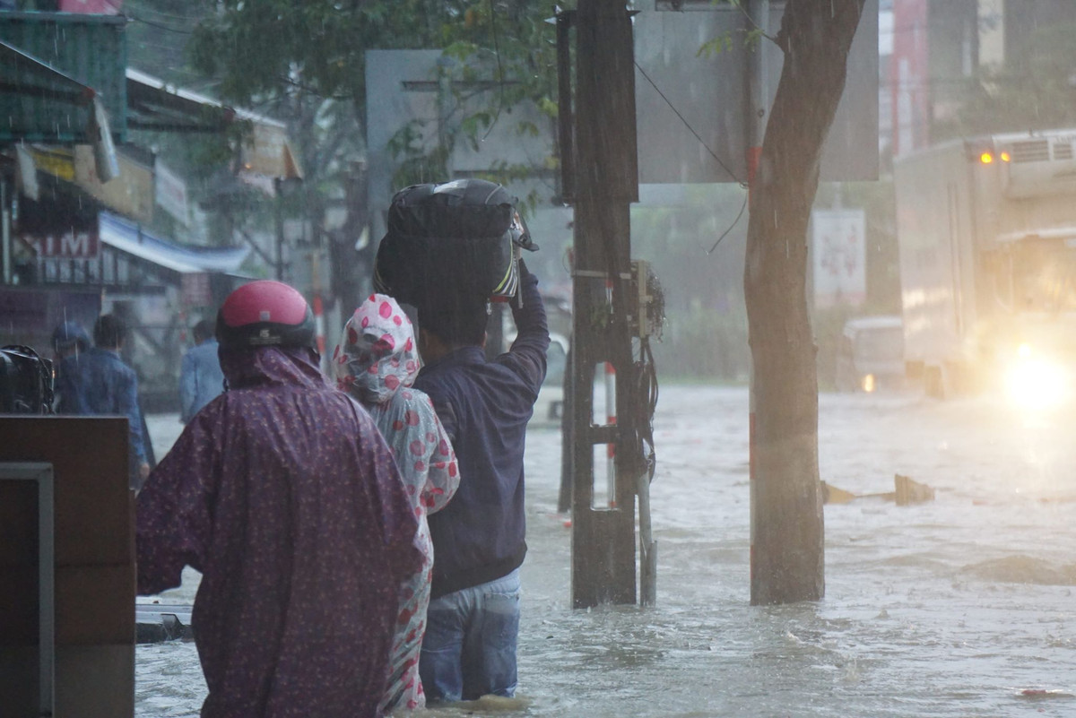 Người dân vất vả di chuyển sáng sớm nay tại Đà Nẵng.