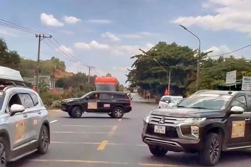 Cong an thong tin vu 4 xe chan QL20 cho doan xe doanh nhan