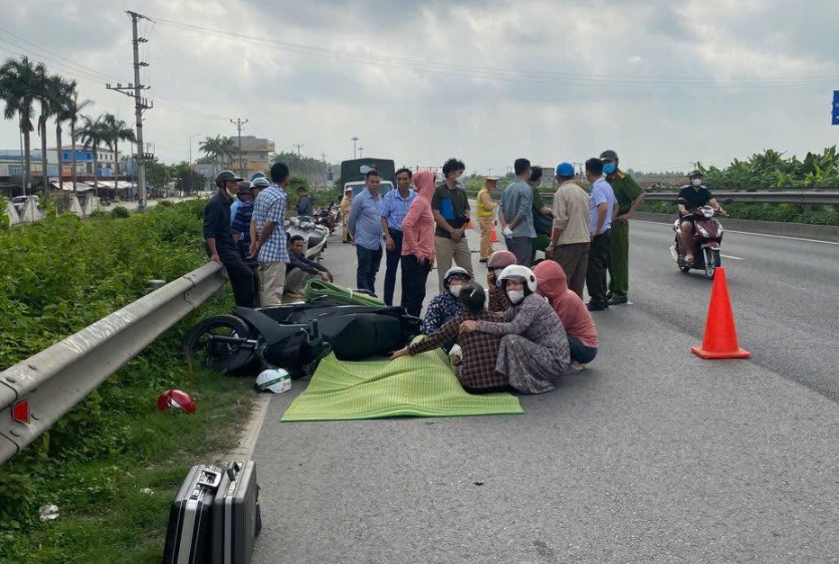 Container va chạm xe máy trên QL5, hai cha con thương vong Container va cham xe may tren QL5, hai cha con thuong vong