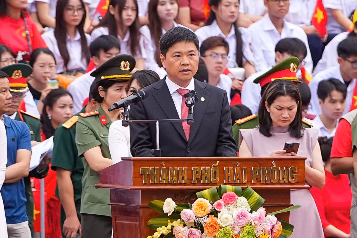 Hang ngan nguoi xem duyet doi ngu, dieu hanh quan chung o Hai Phong