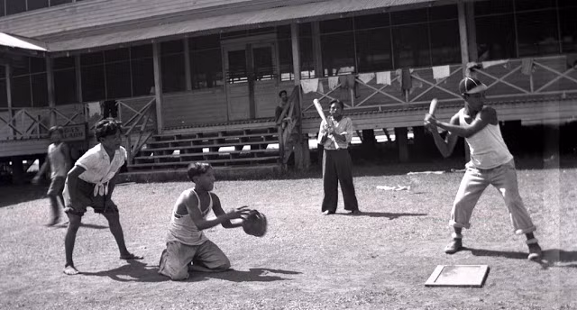 Lũ trẻ chơi bóng cháy ở sân France Field. Ảnh VT