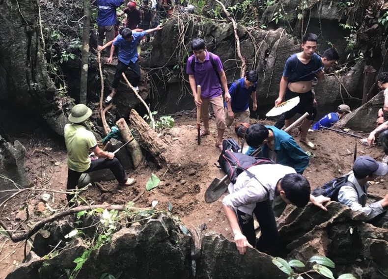 Đoàn người đổ xô đến bãi đá Bưởi mong được đổi đời như người trong tin đồn có cả học sinh, phụ nữ và người già.