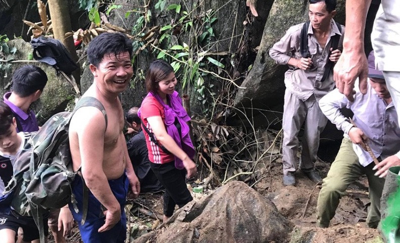 UBND huyện cho biết vẫn đang duy trì lực lượng công an xã, công an huyện có mặt thường trực mỗi ngày để tiếp tục làm công tác tuyên truyền đối với người dân, ngăn chặn các lối mòn từ chân núi đi lên, dự kiến một vài ngày nữa sẽ chấm dứt tình trạng trên.