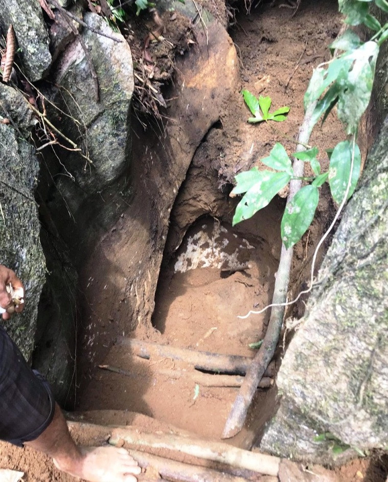 Bỏ công sức và thời gian một hay vài ngày song không ai tìm được đá quý mà toàn thấy đá sỉ nên thất vọng ra về, để lại bãi chiến trường là đất bị cày xới, cây cối bị chặt phá.