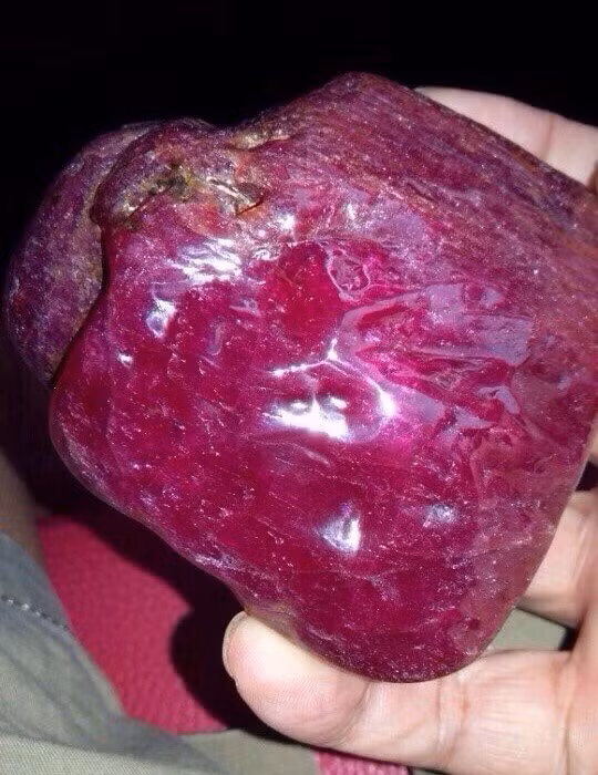 Từ một tin đồn có một người ở huyện Lục Yên (Yên Bái) tìm được viên đá trên rừng to bằng ngón tay và bán với giá 5 tỷ đồng, rất người dân đã đổ xô lên rừng thuộc xã Liễu Đô để tìm đá mong đổi đời.