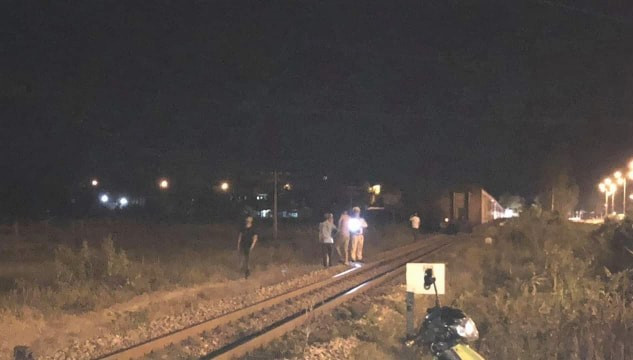 Ha Noi: Nguoi dan ong tu vong vi vuot duong sat-Hinh-2