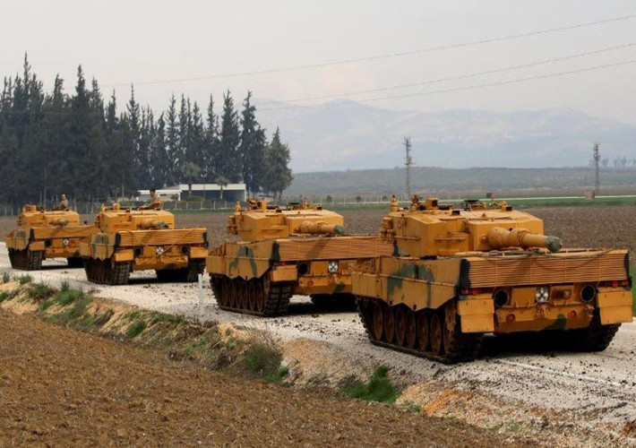 Leopard 2A4 sử dụng loại bánh xích Diehl 570F, có thể vượt chướng ngại vật cao tới 1 mét.