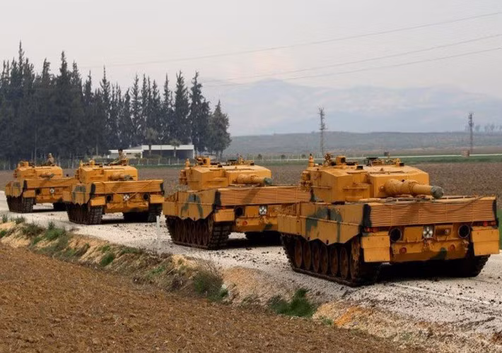 Leopard 2A4 sử dụng loại bánh xích Diehl 570F, có thể vượt chướng ngại vật cao tới 1 mét.