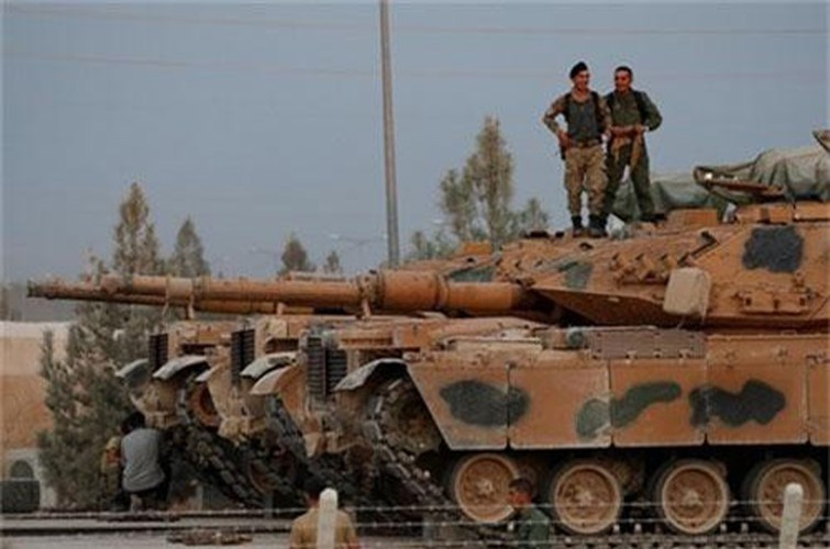 "Khả năng cao xe tăng Thổ Nhĩ Kỳ sẽ bắn phá hai bên sườn, từ Al-Mastum và Taftanaz. Tất cả điều này trông giống như một cái bẫy được người Thổ Nhĩ Kỳ thiết lập cho SAA", Tạp chí quân sự Nga nhận định.