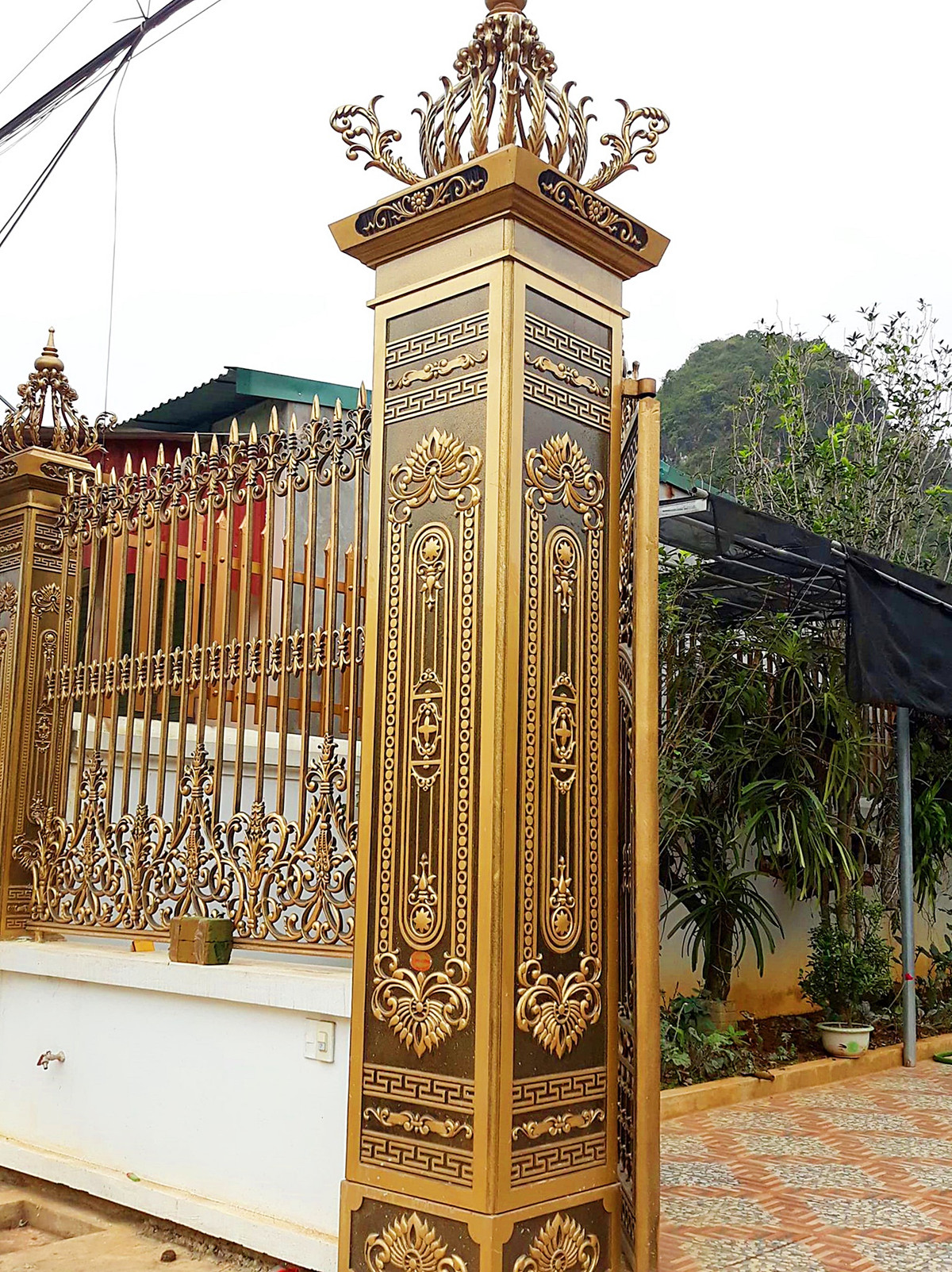 Trên cột cổng và tường rào đều có hoa văn cầu kỳ, tinh xảo
