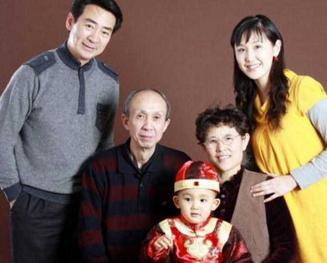 Nam diễn viên "Tân dòng sông ly biệt" Khấu Chấn Hải kết hôn với mỹ nhân Lý Đình kém 21 tuổi. Cả hai có một cậu con trai bé nhỏ khi nam diễn viên đã 53 tuổi