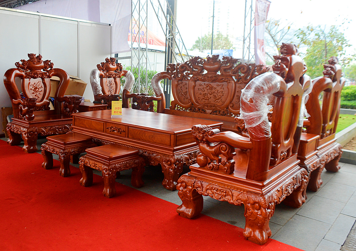 Cận cảnh bộ bàn ghế gỗ gõ đỏ.