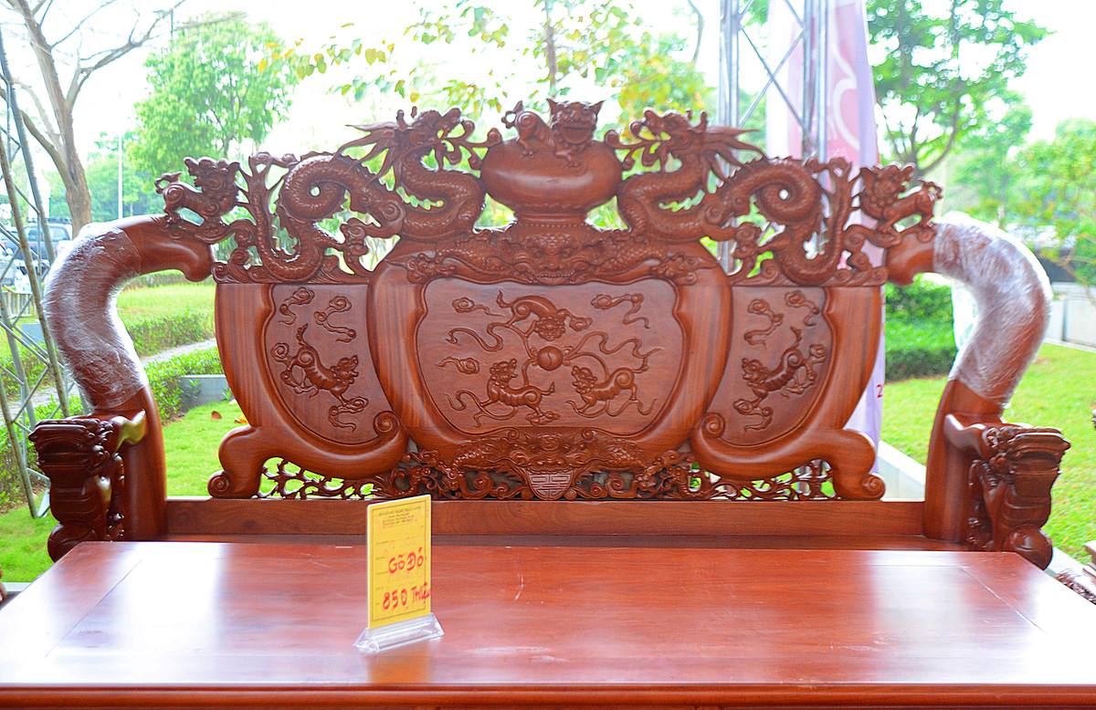 Bộ bàn ghế chạm rồng được làm từ 8 khối gỗ, nặng khoảng 2 tấn.
