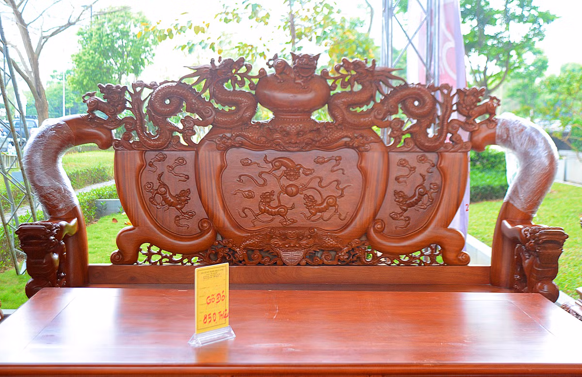 Bộ bàn ghế chạm rồng được làm từ 8 khối gỗ, nặng khoảng 2 tấn.