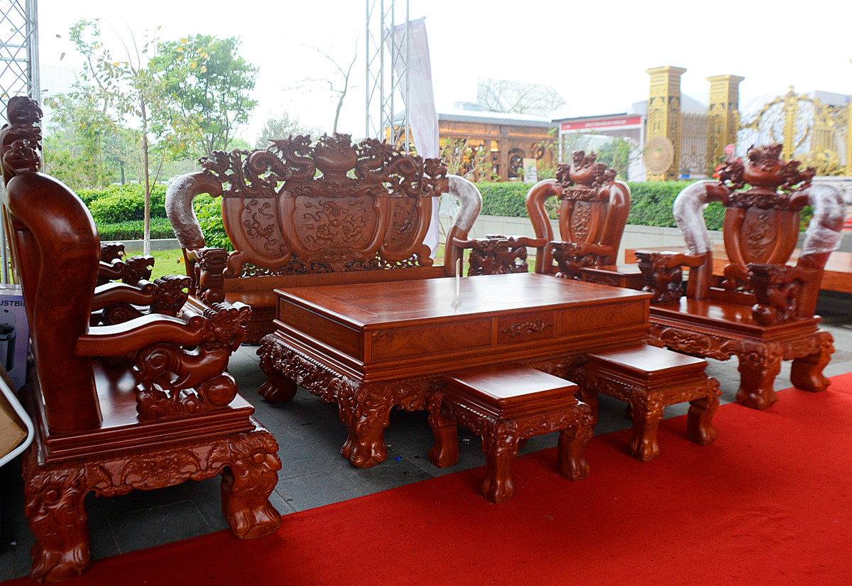 Bộ bàn ghế gần tỷ đồng này có tất cả 10 món đồ.