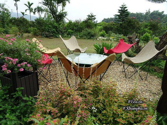 Góc vườn ngoài trời, nơi mọi người cùng ngồi trò chuyện gây ấn tượng với sự thoáng đãng tuyệt đối. Ảnh: Khám phá.