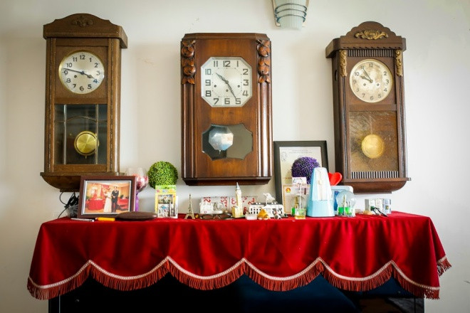 Nhưng chiếc đồng hồ này được NSƯT Trần Lực đem về từ nước ngoài và mỗi chiếc lại có mang một âm thanh khác nhau. Mỗi khi đến giờ tiếng chuông đồng hồ cùng vang lên như một bản hoà ca độc đáo trong ngôi nhà nhỏ. Nhưng chiếc đồng hồ này được NSƯT Trần Lực đem về từ nước ngoài và mỗi chiếc lại có mang một âm thanh khác nhau. Mỗi khi đến giờ tiếng chuông đồng hồ cùng vang lên như một bản hoà ca độc đáo trong ngôi nhà nhỏ.