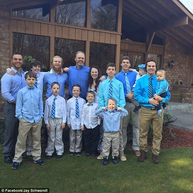 Jay và Kateri Schwandt chụp ảnh cùng 13 con trai