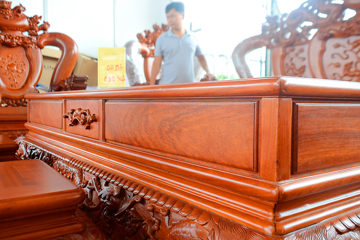 Bàn uống nước được trang trí đơn giản nhưng không kém phần tinh tế.