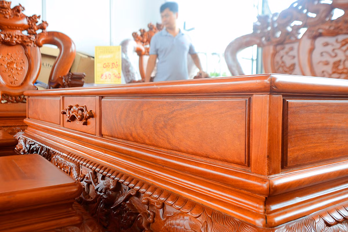 Bàn uống nước được trang trí đơn giản nhưng không kém phần tinh tế.