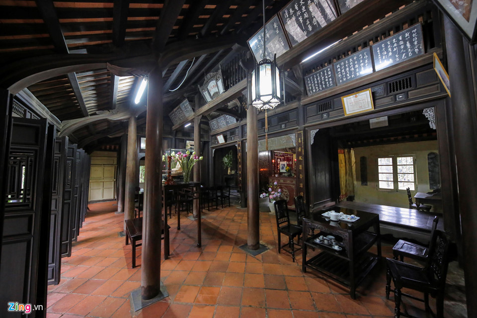 Kiến trúc và thiên nhiên hòa quyện vào nhau. Quần thể công trình rộng 4.608 m2 quay hướng chính về phía sông Hương. Chủ thể là một ngôi nhà rường nằm ở trung tâm khu vườn, rộng 135 m2. Ảnh: Zing.