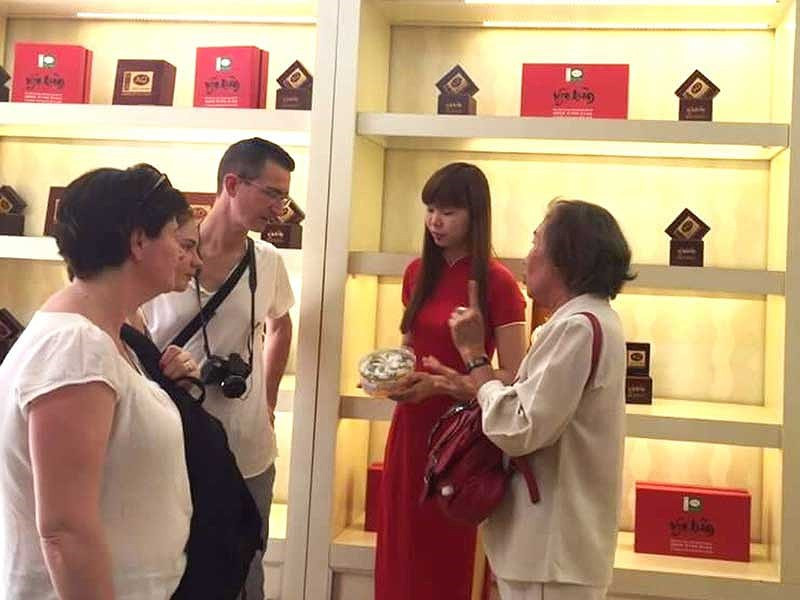 Nghề nuôi yến đang mang về ngoại tệ nhưng lại thiếu quy hoạch, phát triển tự phát. Trong ảnh: Khách nước ngoài tìm mua sản phẩm yến sào Việt Nam. Ảnh: QUANG HUY