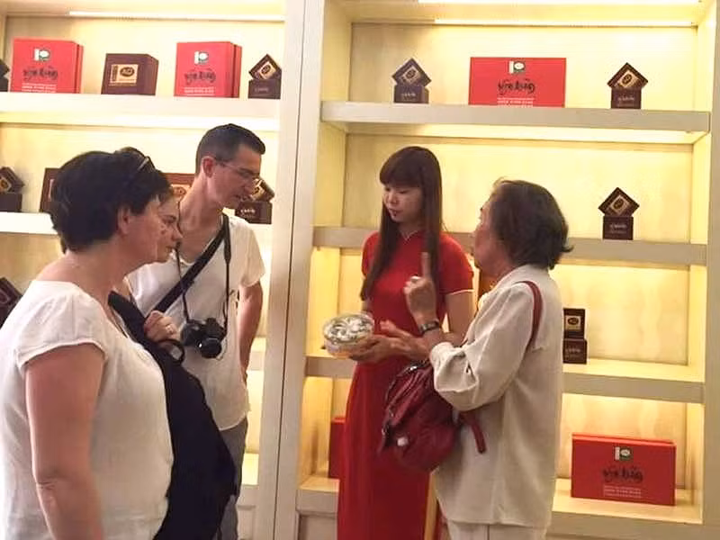 Nghề nuôi yến đang mang về ngoại tệ nhưng lại thiếu quy hoạch, phát triển tự phát. Trong ảnh: Khách nước ngoài tìm mua sản phẩm yến sào Việt Nam. Ảnh: QUANG HUY