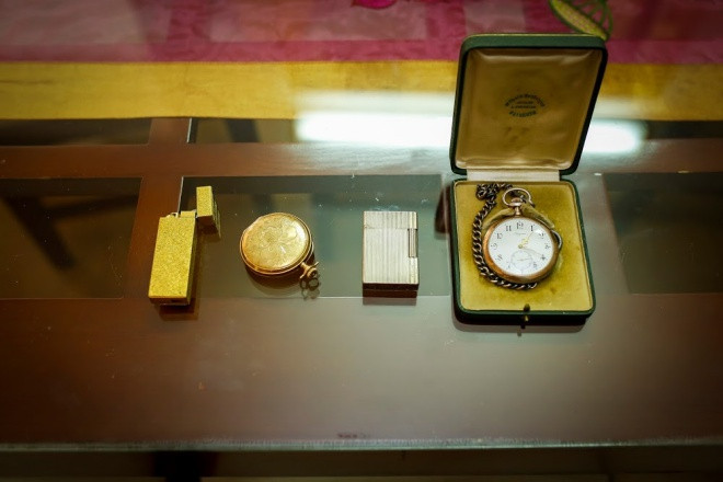 Ngoài ra, vị đạo diễn còn rất tâm đắc với chiếc đồng hồ bằng vàng khối được chế tác tinh xảo. Ngoài ra, vị đạo diễn còn rất tâm đắc với chiếc đồng hồ bằng vàng khối được chế tác tinh xảo.