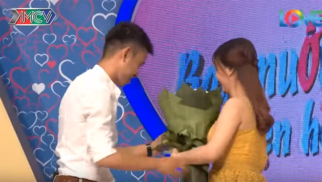 Ngay phút đầu gặp mặt, cặp đôi đã rất tình cảm