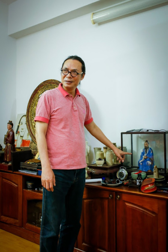 Đặc biệt nhất trong bộ sưu tập của anh phải kể đến bức tượng Khổng Minh do nghệ nhân Nhiếp Phật Hoa làm là quà của sứ thần Trung Quốc đem tặng hoàng đế Việt Nam. Có thể nói đây là bức tượng độc nhất vô nhị vì mỗi năm sứ thần lại mang một món khác nhau nên rất hiếm có món thứ hai. Đặc biệt nhất trong bộ sưu tập của anh phải kể đến bức tượng Khổng Minh do nghệ nhân Nhiếp Phật Hoa làm là quà của sứ thần Trung Quốc đem tặng hoàng đế Việt Nam. Có thể nói đây là bức tượng độc nhất vô nhị vì mỗi năm sứ thần lại mang một món khác nhau nên rất hiếm có món thứ hai.