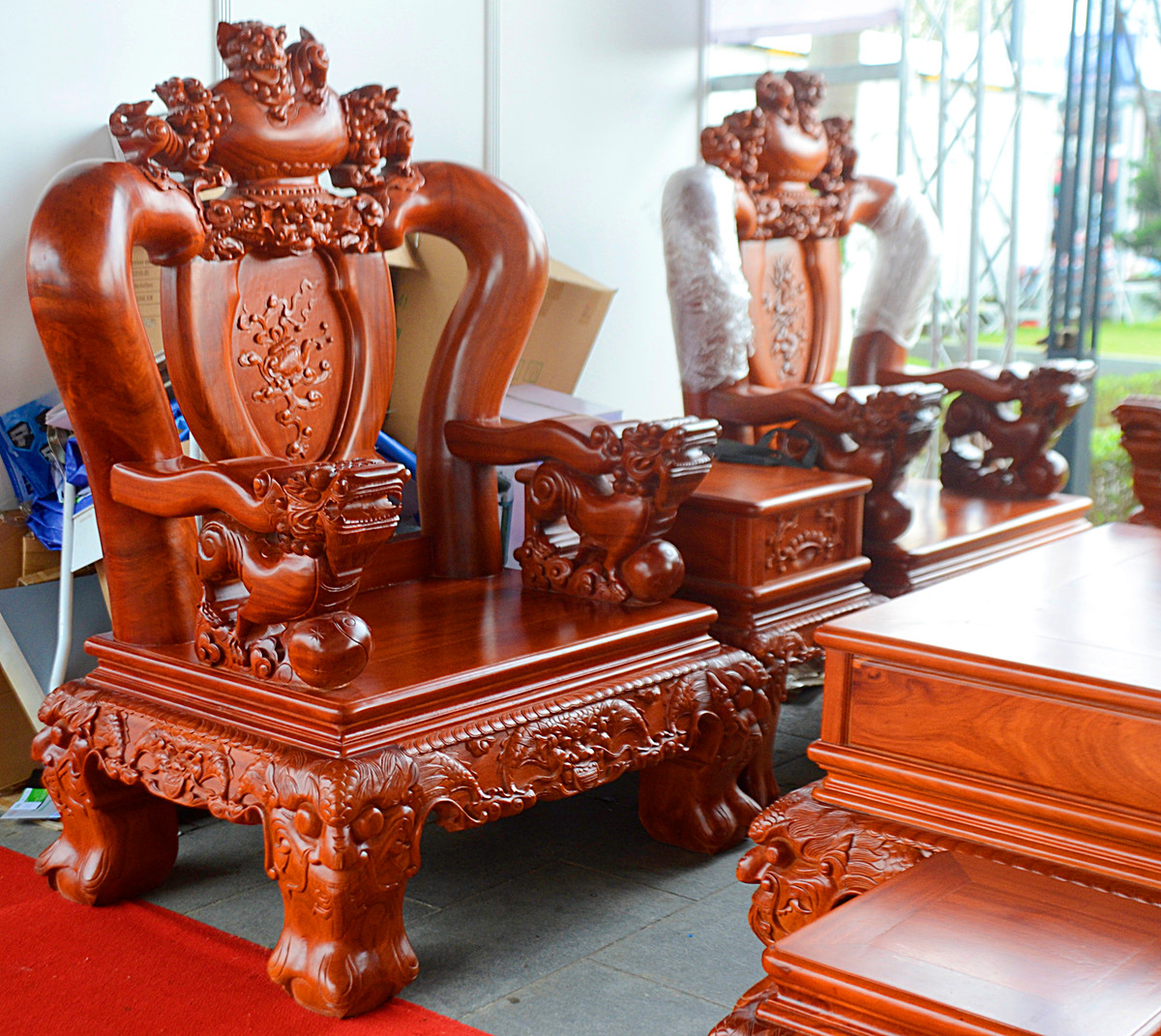 Chiếc ghế cao 1.7m, rộng 90cm