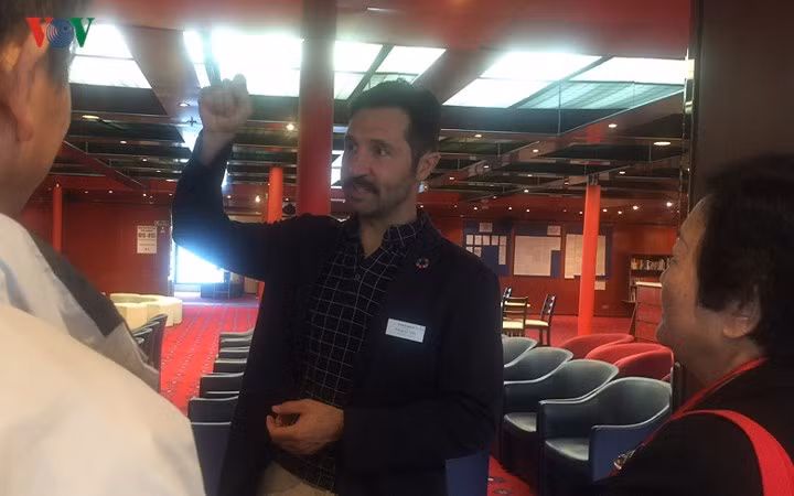 Hướng dẫn viên giới thiệu với khách về các dịch vụ trên du thuyền Peace Boat.