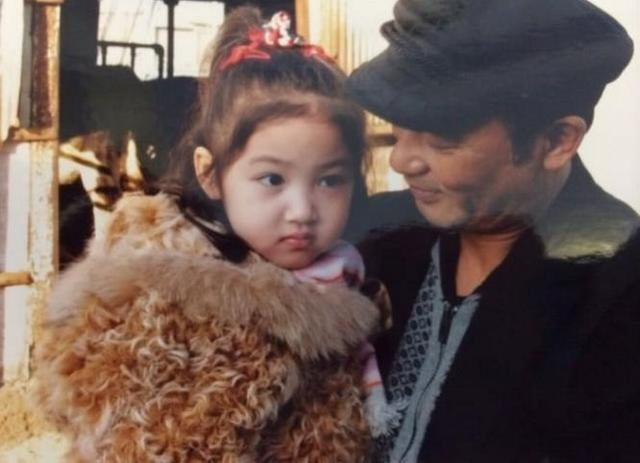 Nhậm Đạt Hoa kết hôn với Kỳ Kỳ vào năm 1997 nhưng phải 7 năm sau cặp đôi mới có con gái đầu lòng. Nhậm Đạt Hoa khi ấy 49 tuổi, hết lòng yêu thương con gái