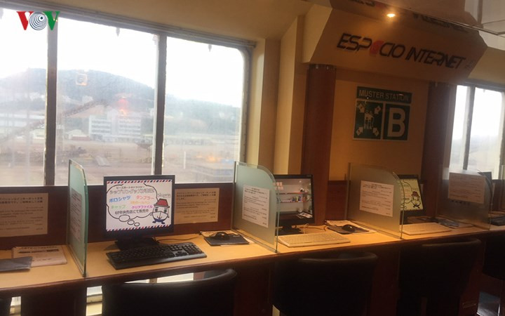 Du khách trên Peace Boat có khu vực dùng máy tính và dịch vụ internet riêng.