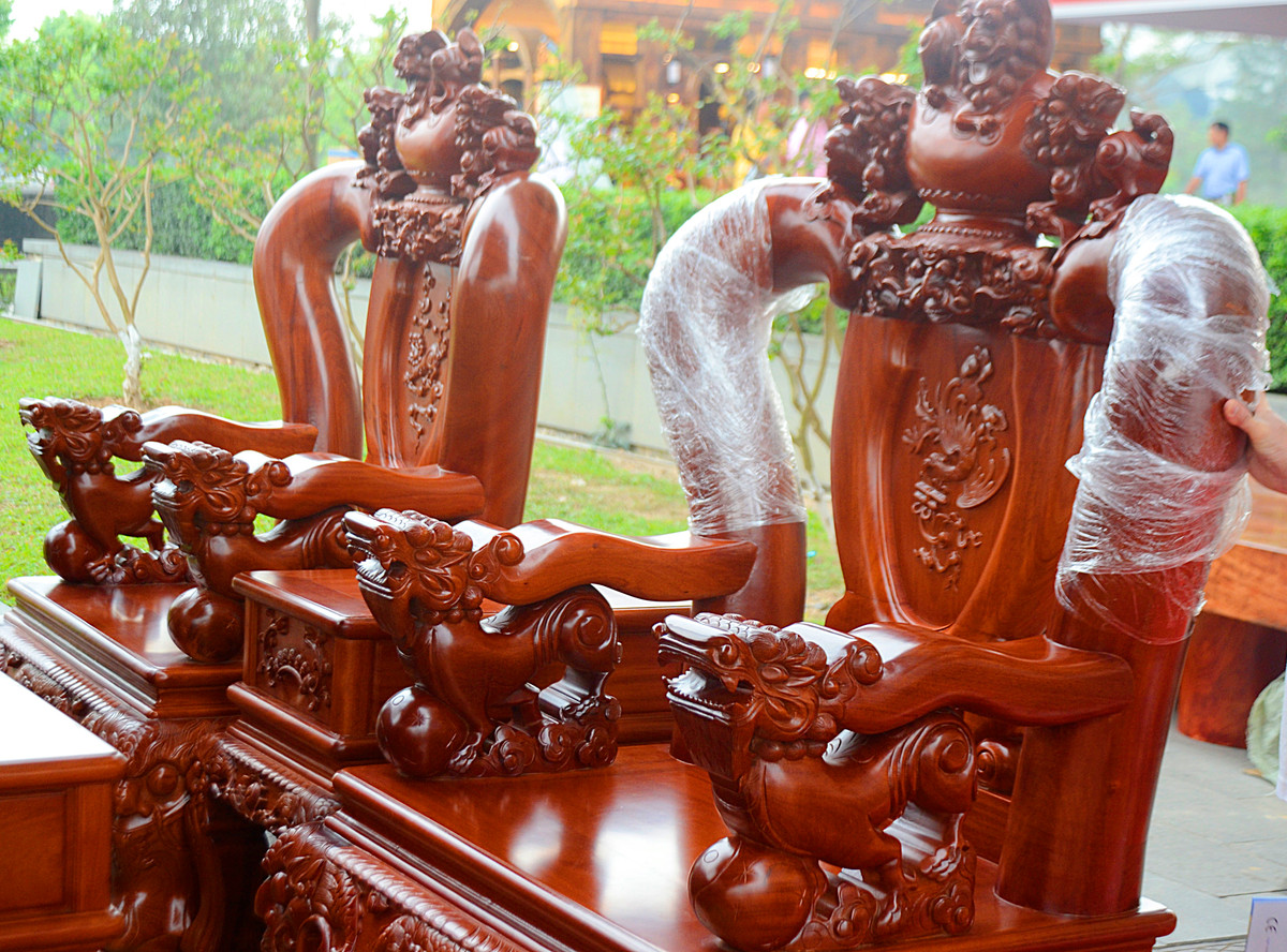 Tay ghế to khoảng 20cm.