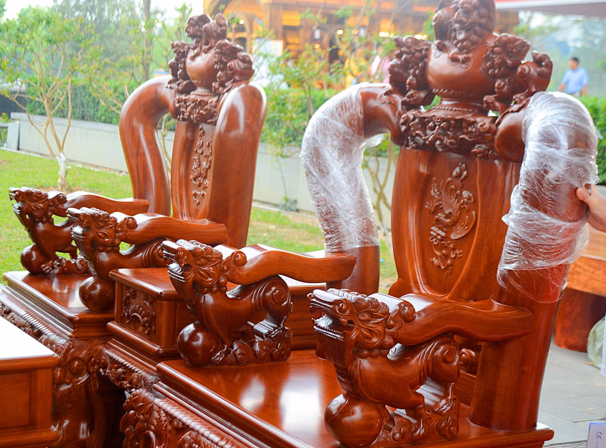 Tay ghế to khoảng 20cm.