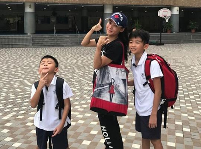 Trương Bá Chi đưa Lucas và Quintus đi khai giảng, lúc này Tạ Đình Phong đang bận dự sinh nhật Vương Phi.