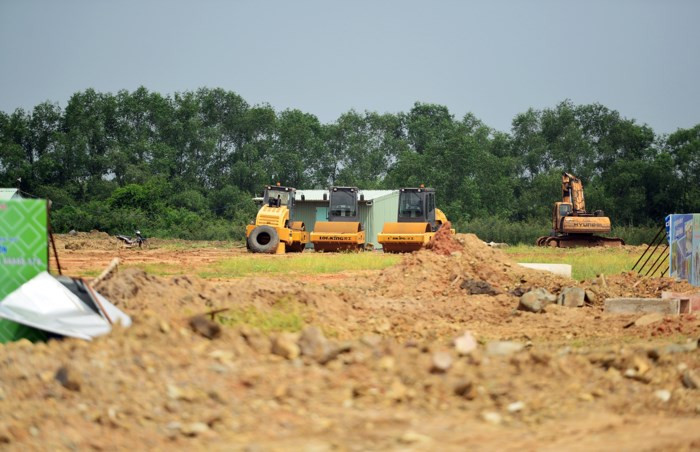 Bên cạnh đó, trong thời gian giữ cương vị Ủy viên Ban Thường vụ Tỉnh ủy, Phó Chủ tịch UBND tỉnh, bà Phan Thị Mỹ Thanh đã có các vi phạm, khuyết điểm như: Ký các văn bản của UBND tỉnh chấp thuận cho Công ty Cường Hưng đầu tư dự án Khu dân cư thương mại xã Phước Tân, vi phạm Luật Phòng chống tham nhũng và quy định về những điều đảng viên không được làm. Ảnh: Zing.