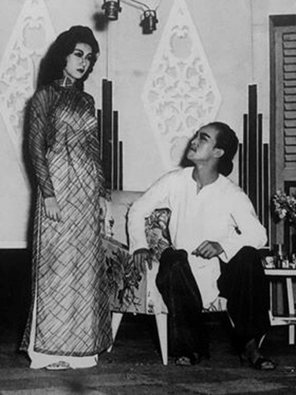 Cố nghệ sĩ Hữu Phước trong vai cậu Tư Kiên cùng với cố nghệ sĩ Thanh Nga trong vở "Con gái chị Hằng".