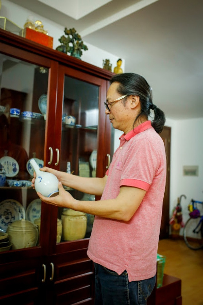 Với vị đạo diễn chơi đồ cổ nên anh tìm hiểu những câu chuyện đằng sau những món đồ để hiểu thêm về giá trị của thời gian hay những nét đẹp văn hoá ẩn chứa trong đó. Với vị đạo diễn chơi đồ cổ nên anh tìm hiểu những câu chuyện đằng sau những món đồ để hiểu thêm về giá trị của thời gian hay những nét đẹp văn hoá ẩn chứa trong đó.