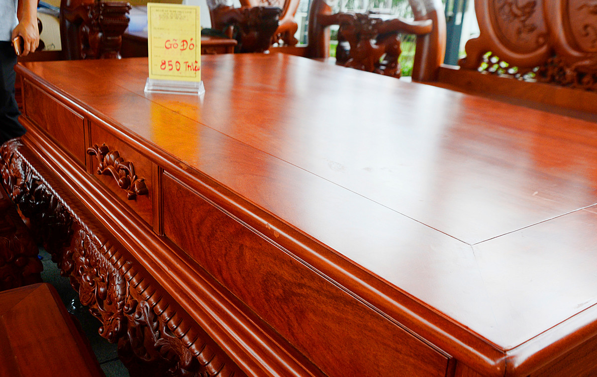 Chiếc bàn dài 2.2m, rộng 1.2m, cao 71cm.