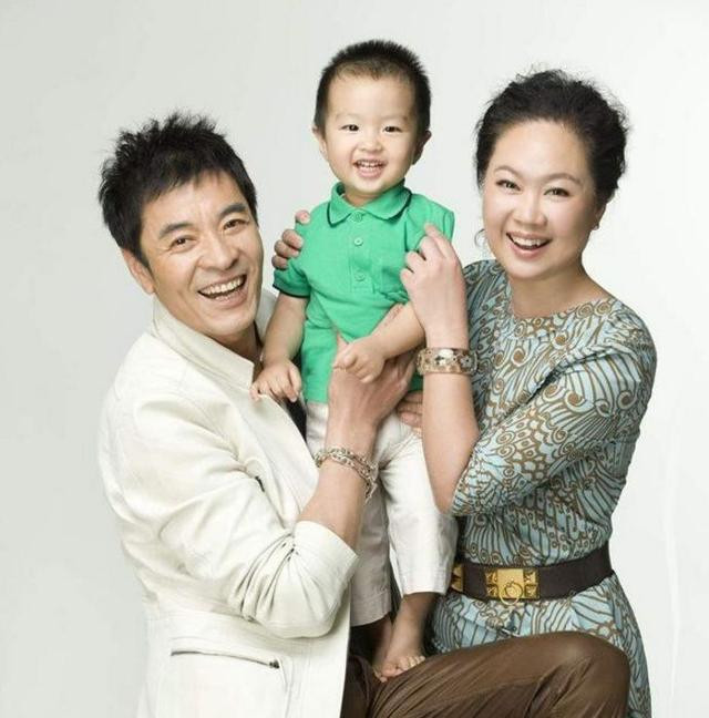 Lưu Uy có con trai ở tuổi 51, nam tài tử vẫn thường hài hước kể với mọi người rằng vì khoảnh cách tuổi tác lớn, nhiều người vẫn lầm tưởng cả hai là ông cháu