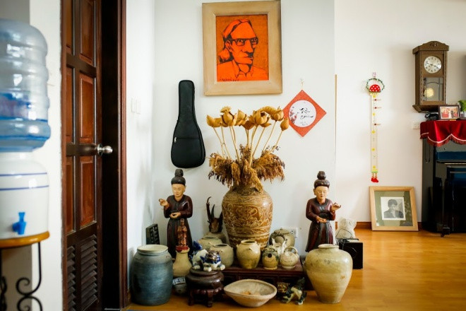 Nói về điều này vị đạo diễn chia sẻ: "Thực ra tôi không phải là người có bộ sưu tập đồ sộ hay đắt tiền như các nhà sưu tầm khác nhưng mỗi món đồ của tôi lại có giá trị độc đáo qua những câu chuyện liên quan tới nguồn gốc lịch sử của nó".