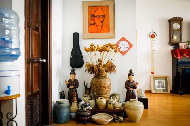 Nói về điều này vị đạo diễn chia sẻ: "Thực ra tôi không phải là người có bộ sưu tập đồ sộ hay đắt tiền như các nhà sưu tầm khác nhưng mỗi món đồ của tôi lại có giá trị độc đáo qua những câu chuyện liên quan tới nguồn gốc lịch sử của nó".