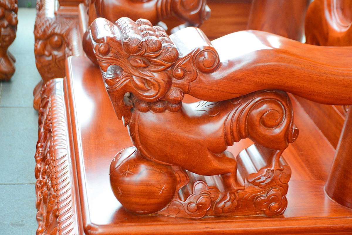 Ở đầu mỗi tay ghế được khắc một con kỳ lân.