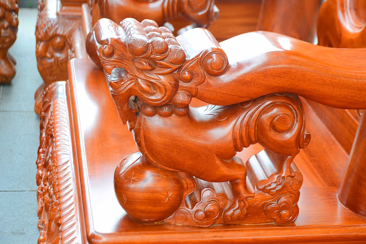 Ở đầu mỗi tay ghế được khắc một con kỳ lân.